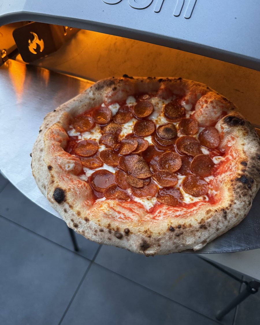 Pizza Diavolo mit Peperonisalami und Fior di Latte