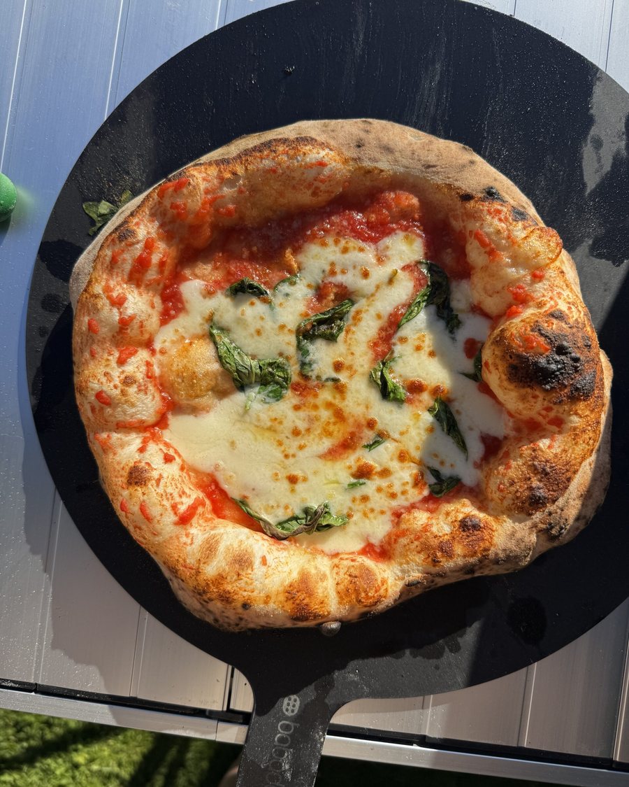 Pizza Margherita mit Tomate, Fior di Latte und frischem Basilikum